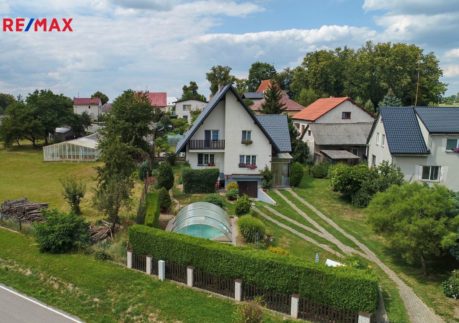 Útulný rodinný dům 4+1, garáž, zahrada, bazén a přístavek, vše s vysokým uživatelským komfortem.
