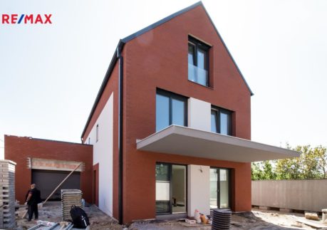Prodej nového rodinného domu 7+kk 251 m2 s terasou 56m2 a pozemkem 370 m2