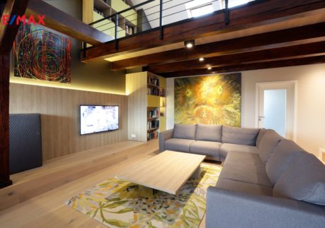 Prostorný atypický byt 3+KK o celkové podlahové ploše 195 m2, s terasou, zahradou a velkým sklepem