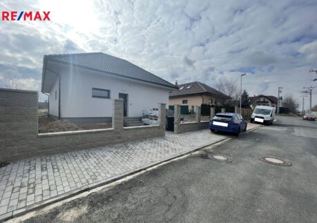 Pronájem RD 4+kk, 161 m2 + zahrada 806 m2, Úvaly u Prahy, Praha – východ