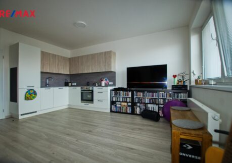 Pronájem moderního bytu 2+kk o celkové ploše 56 m², sklepem a garážovým stáním.