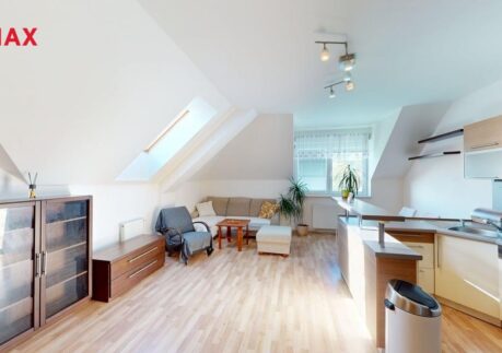 Pronájem prostorného 3+kk s terasou, šatnou a parkováním, Holubice, Kozinec, Praha – západ