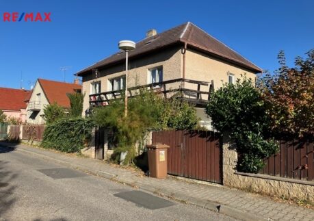 prodej domu se dvěma byty 3+1 a volnou půdou v Roztokách