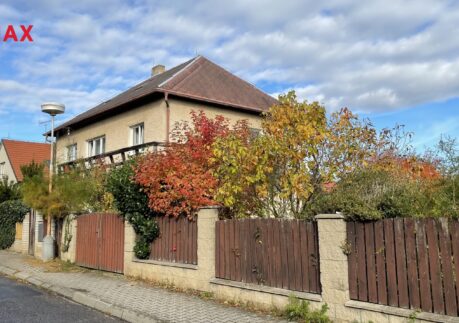 prodej domu se dvěma byty 3+1 a volnou půdou v Roztokách