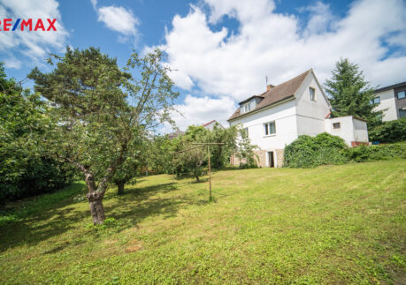 Dům s jižně orientovanou zahradou, Praha 5 Lochkov