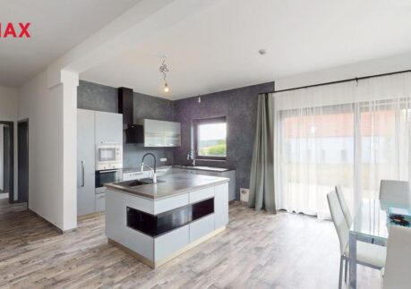 Prodej rodinného domu 4+kk s rozlehlou zahradou 1092 m2, Zichovec, KP Slaný