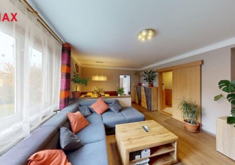 Prodej prostorného bytu 3+1 s terasou, zahradou, parkováním, Praha 6-Suchdol