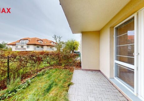 REZERVACE Pronájem 1+kk se zahradou, šatnou a parkováním, Holubice, spojení do Prahy na metro