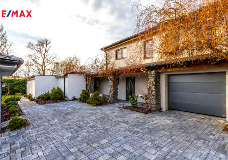 Prodej nadčasového domu s vlastním  wellnessem, domem pro hosty a garáží v okrese Praha-Východ.