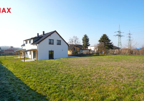 Prodej poloviny dvojdomu s vlastním vstupem a vlastní zahradou o dispozici 5+kk v obci Tuhaň