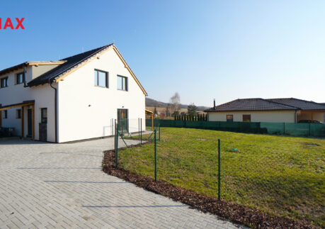 Prodej poloviny dvojdomu s vlastním vstupem a vlastní zahradou o dispozici 5+kk v obci Tuhaň