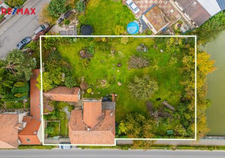 Prodej velkorysého stavebního pozemku o celkové ploše 1309 m² v obci Šestajovice