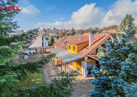 Prodej vícegeneračního domu s celkovým pozemkem o ploše 3 453 m² s velkým spektrem využití