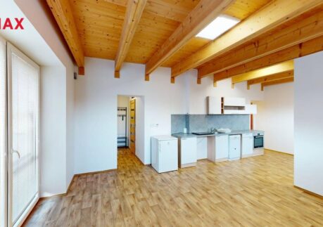 Pronájem prostorného bytu 2+kk s parkováním, Nučice, Báňská ul.