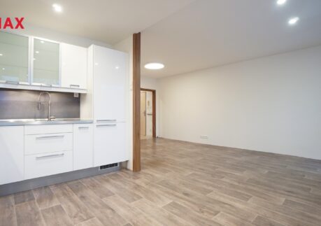 Pronájem bytu 3+1 s prostornou lodžií ve velmi dobrém stavu, Praha 9 – Prosek.