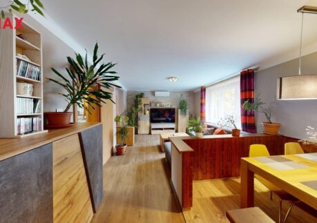 Prodej prostorného bytu 3+1 s terasou, zahradou, parkováním, Praha 6-Suchdol