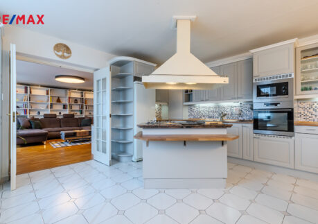 Prodej prostorného bytu a jihozápadní orientací, Hlubočepy