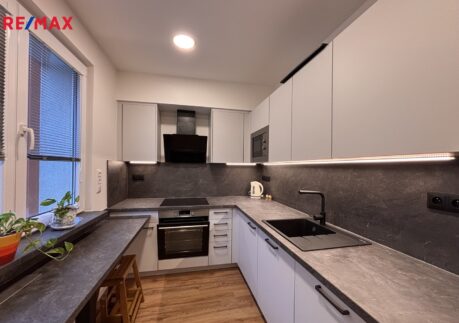 Pronájem slunného bytu 2+1 po kompletní rekonstrukci, 53 m² s lodžií – ul. Alžírská, Praha 6