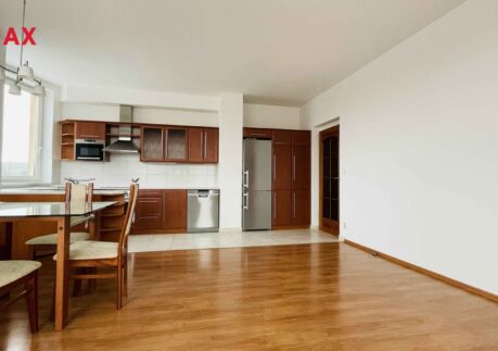 pronájem rozměrově nadstandardního 2kk, 61m2 s balkonem, sklepem, Praha 4 – Újezd u Průhonic
