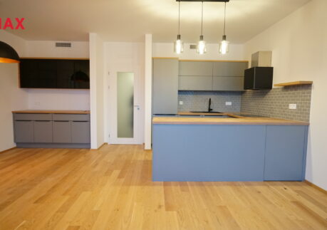 Pronájem exkluzivního nového bytu 3+kk s terasou, dvěma parkovacími stáními a sklepem – Praha 5