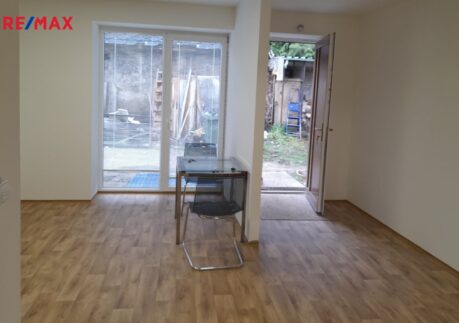 Pronájem prostorného bytu 2+kk s terasou a parkováním, Nučice, Báňská ul.