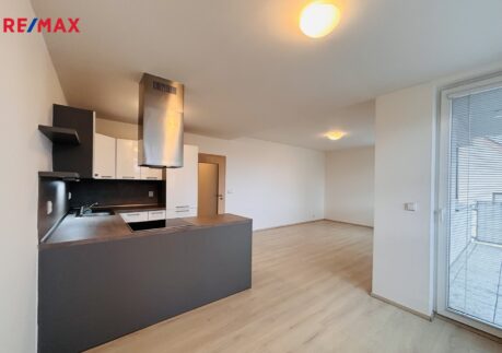 Podnájem bytu 2+kk, 56m2, s balkónem, sklepem a parkovacím stáním – Zbuzany, Praha-západ