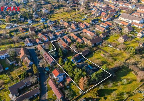 Prodej stavebního pozemku s širokým spektrem využití, jen 20 minut od hranice Prahy