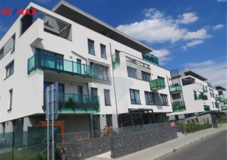 Pronájem bytu 2+kk s balkónem, garážovým stáním, sklepem, ul. Nepomuckých, Praha 9-Letňany