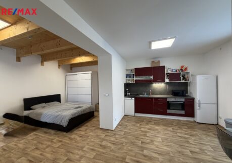 Pronájem prostorného bytu 2+kk s terasou a parkováním, Nučice, Báňská ul.