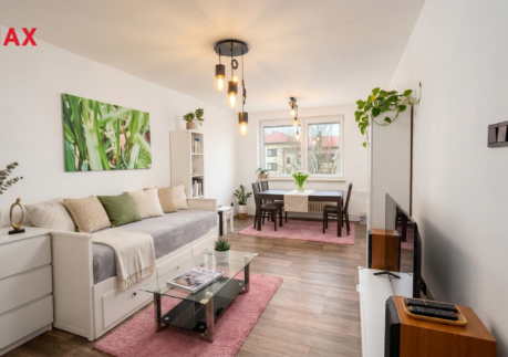 Prodej moderního prostorného bytu 3+1 s výhledem do zeleně, lodžijí a vlastním sklepem