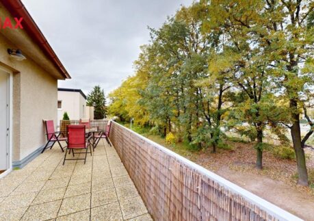 Prodej prostorného bytu 3+1 s terasou, zahradou, parkováním, Praha 6-Suchdol