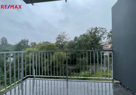 REZERVACE Pronájem 1kk s terasou v moderním projektu Tuchoměřické zahrady, okr. Praha – západ