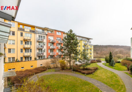 Prostorný 3+kk s terasou, balkónem v sousedství Kunratického lesa