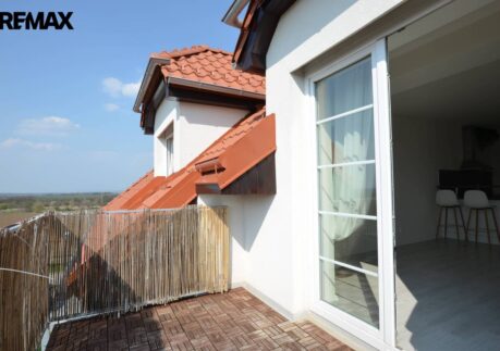 Pronájem 1+kk s terasou a parkovacím stáním, Holubice Kozinec, spojení do Prahy na metro