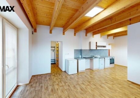 Pronájem prostorného bytu 1+kk s parkováním, Nučice, Báňská ul.