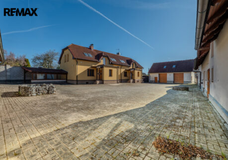 Investiční areál s projektem 10 apartmánů a dalším stavebním pozemkem | Radimovice u Prahy