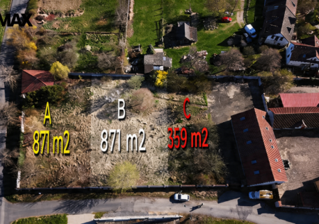 Stavební pozemek 871 m² na okraji obce Radimovice – slunný, rovinatý, ideální pro rodinný dům