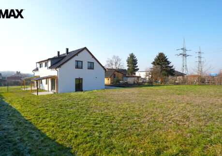 Pronájem poloviny dvojdomu s vlastním vstupem a vlastní zahradou o dispozici 5+kk v obci Tuhaň