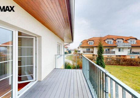 Pronájem prostorného bytu 3+kk s terasou, parkováním, Holubice Kozinec, spojení do Prahy na metro