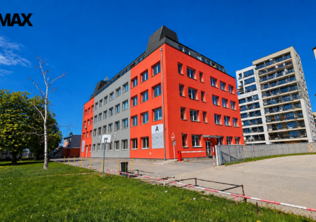 Světlá kancelář 26 m² k pronájmu, Praha 9 – Hloubětín, parkování u budovy