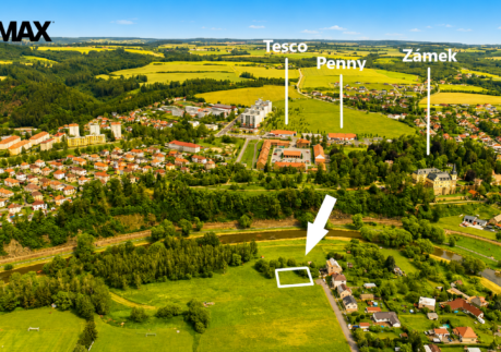 Romantický stavební pozemek u řeky Sázavy s výhledem na zámek