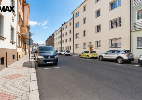Prostorný byt 3+1 v cihlovém domě se dvěma parkovacími místy a společnou zahradou