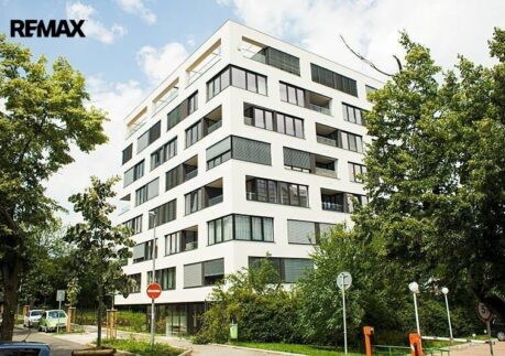 Pronájem světlého bytu s lodžií, sklepem a garážovým stáním