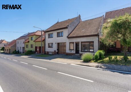 Rodinný dům s velkou zahradou a potenciálem pro bydlení, podnikání i investici – Vnorovy