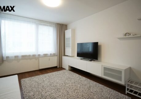 Pronájem bytu 3+kk s balkonem na rozhraní Praha 3 a Praha 9, ul. Odlehlá